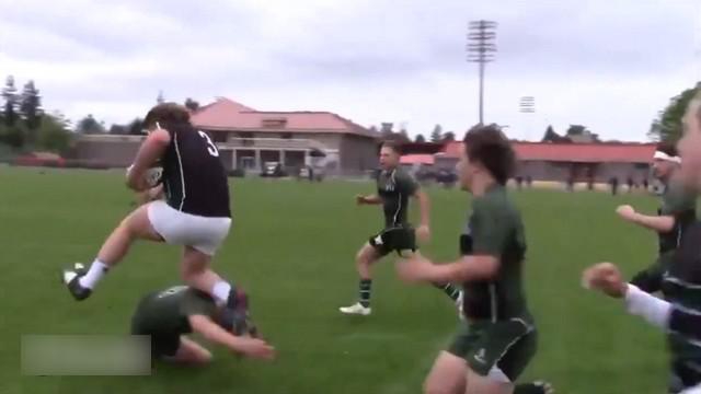 VIDEO. Le pilier à la coupe mulet Chris Atkinson emporte tout sur son passage 