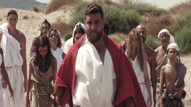 VIDEO.INSOLITE. Xavier Chiocci se prend pour Moïse dans une publicité pour du carrelage