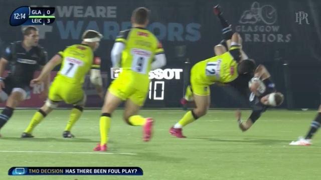 VIDÉO. Matt Toomua plante Finn Russell comme un parasol... mais échappe au carton rouge