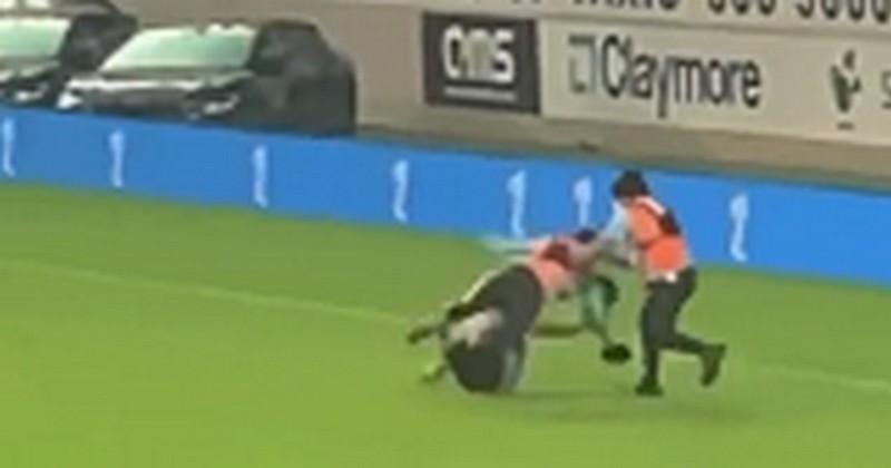VIDEO. Ces stadiers rigolent zéro, ils ont annihilé deux supporters un peu trop confiants