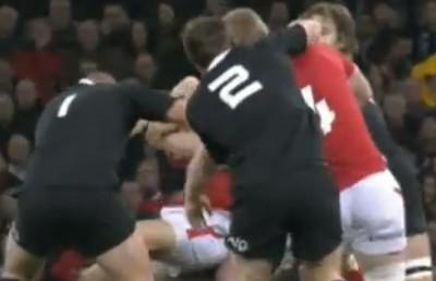 La manchette d'Andrew Hore sur Bradley Davies 