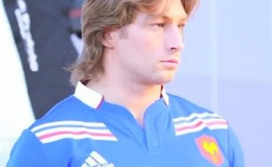 Dimitri Szarzewski embrasse les dauphins avant de rentrer à Paris