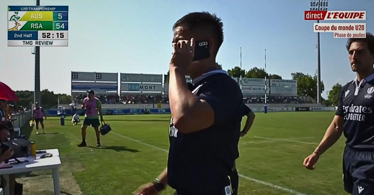 INSOLITE. U20. Problème technique en plein match ? Pas de soucis, l'arbitre avait un bon forfait !