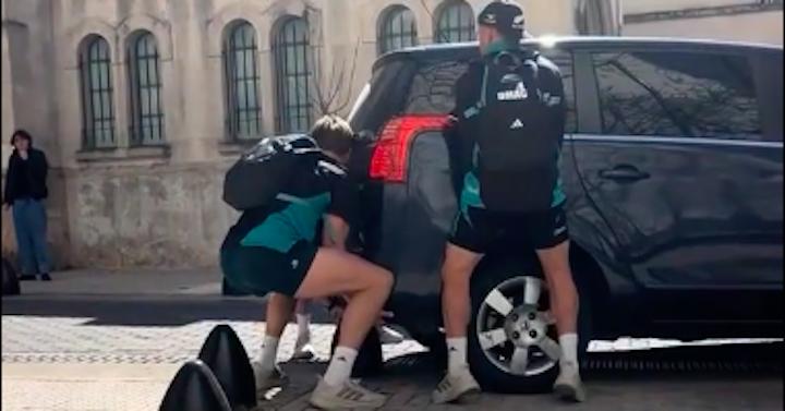 VIDEO. Forts sur les appuis, les Avengers Barrett et McKenzie sauvent un pauvre automobiliste en détresse