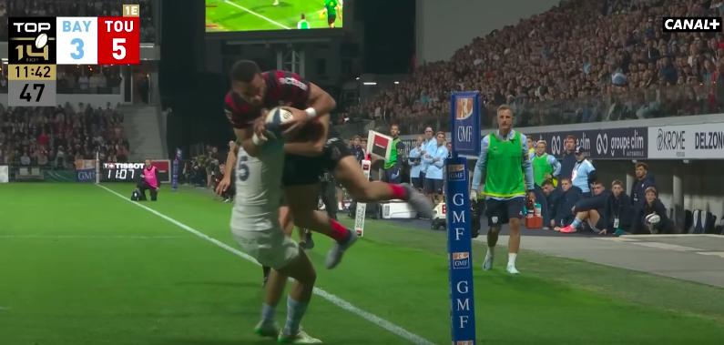 VIDEO. Passe au pied téléguidée + envol de Mathis Lebel = essai façon super-héros pour le Stade Toulousain