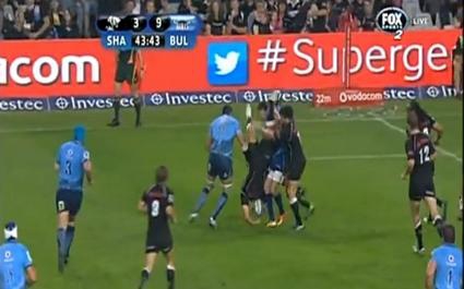 Basson enfonce la tête de Pat Lambie dans la pelouse