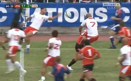 Les choses changent... gros plaquage d'un Japonais sur un joueur des Tonga