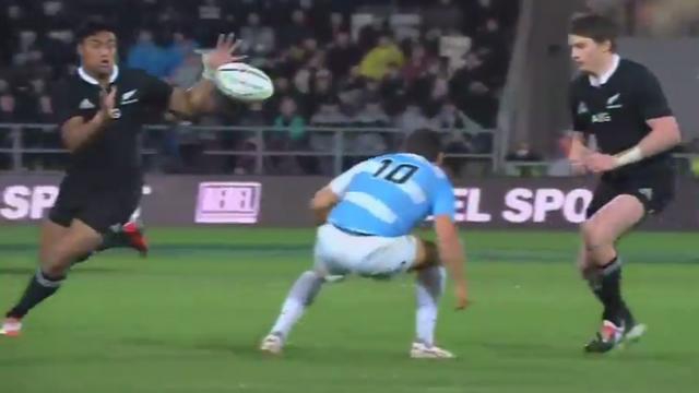 VIDEO. Rugby Championship. Le maître à jouer Beauden Barrett et la machine Julian Savea domptent les éléments et les Pumas